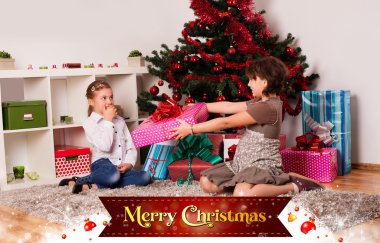 Noel hediyelerini çocuklarla