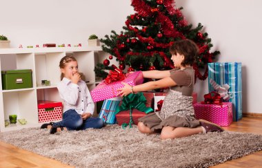 Noel hediye ile mutlu çocuklar