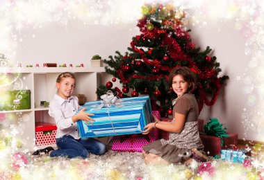 Noel hediyelerini çocuklarla