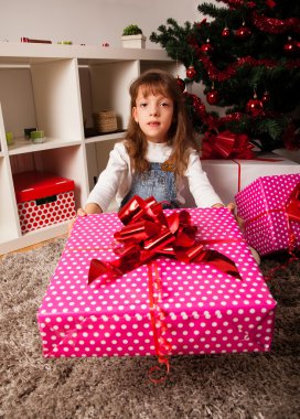 Noel hediye ile mutlu çocuklar