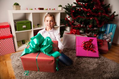 Noel hediye ile mutlu çocuklar