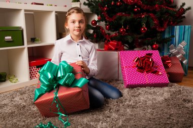 Noel hediye ile mutlu çocuklar