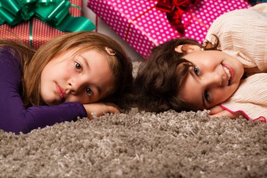 Noel hediye ile mutlu çocuklar