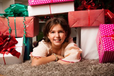 Noel hediye ile mutlu çocuklar