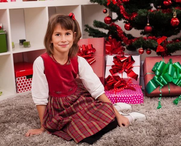 크리스마스 선물와 행복 한 아이 — 스톡 사진