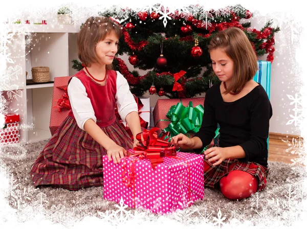 Les enfants avec leurs cadeaux de Noël — Photo