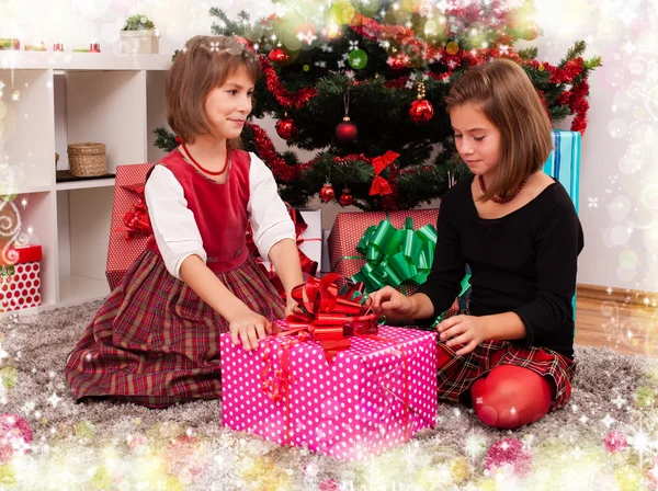 Дети со своими рождественскими подарками — стоковое фото