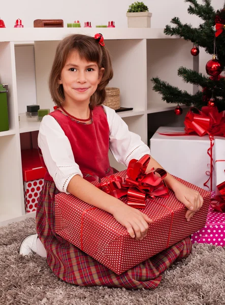 Gelukkige jonge geitjes met kerstcadeau — Stockfoto