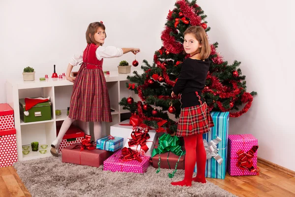 Happy kids with christmas present — Stock Photo, Image