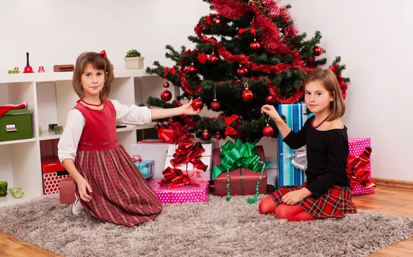 Happy kids with christmas present — Stock Photo, Image