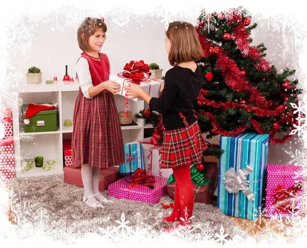Bambini con i loro regali di Natale — Foto Stock