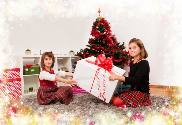 Crianças com seus presentes de Natal — Fotografia de Stock