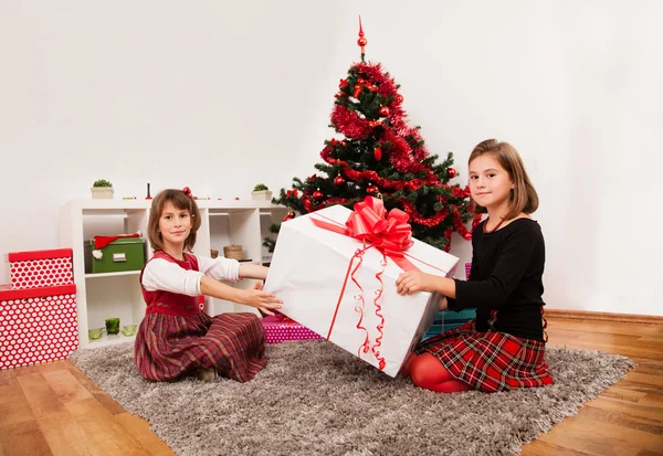 Glada barn med julklapp — Stockfoto