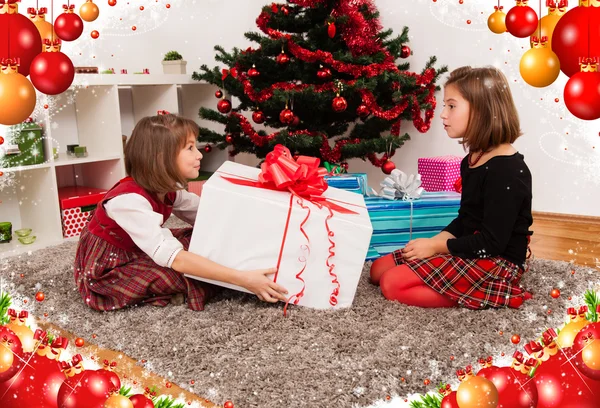 Les enfants avec leurs cadeaux de Noël — Photo