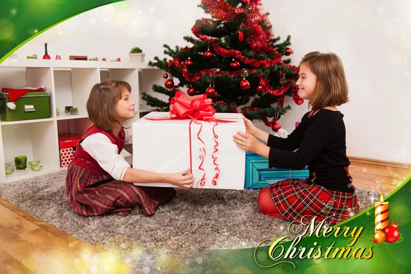 Kinder mit ihren Weihnachtsgeschenken — Stockfoto