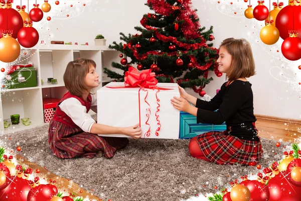 Crianças com seus presentes de Natal — Fotografia de Stock