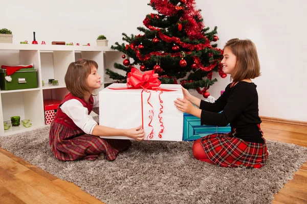 Happy kids with christmas present — Stock Photo, Image