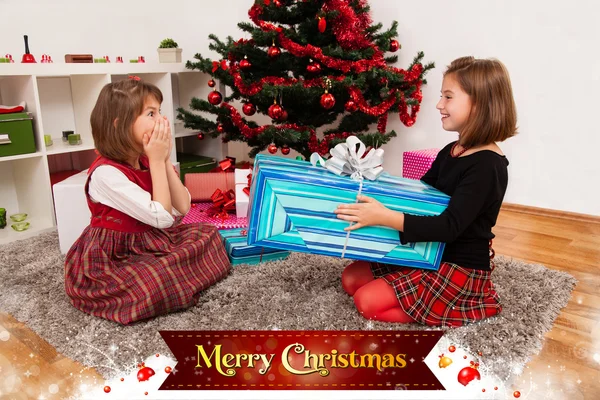 Niños con sus regalos de Navidad —  Fotos de Stock