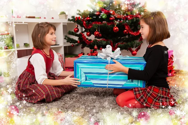 Τα παιδιά με τους Χριστουγεννιάτικα δώρα — Φωτογραφία Αρχείου