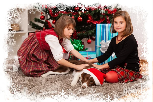 Niños con sus regalos de Navidad —  Fotos de Stock