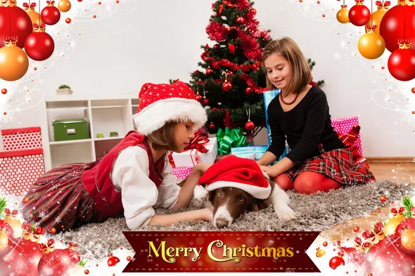 Barn med deras julklappar — Stockfoto