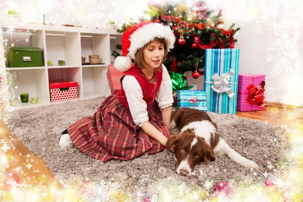 Niños con sus regalos de Navidad — Foto de Stock