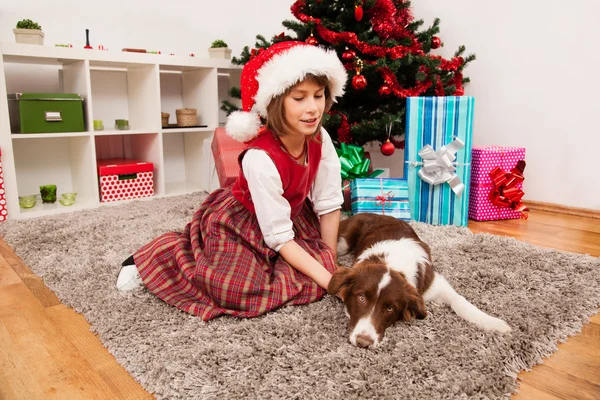 Glada barn med julklapp — Stockfoto