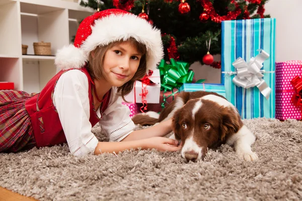 Glückliche Kinder mit Weihnachtsgeschenk — Stockfoto