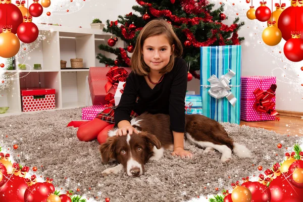 Kinder mit ihren Weihnachtsgeschenken — Stockfoto