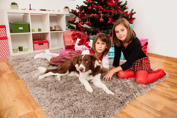 Noel hediye ile mutlu çocuklar