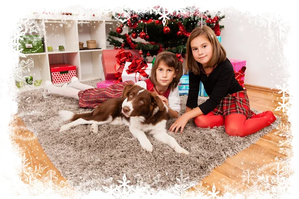 Kinder mit ihren Weihnachtsgeschenken — Stockfoto