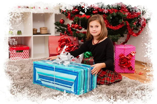 Les enfants avec leurs cadeaux de Noël — Photo