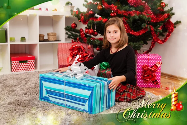 Crianças com seus presentes de Natal — Fotografia de Stock