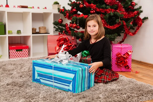 Gelukkige jonge geitjes met kerstcadeau — Stockfoto