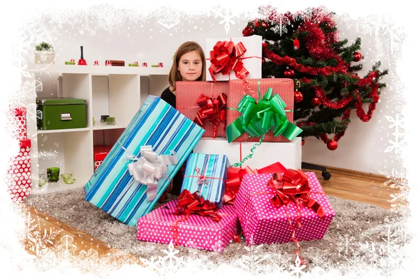Дети со своими рождественскими подарками — стоковое фото