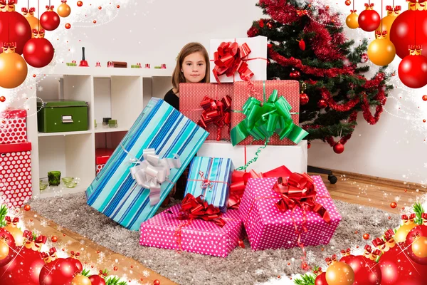 Les enfants avec leurs cadeaux de Noël — Photo