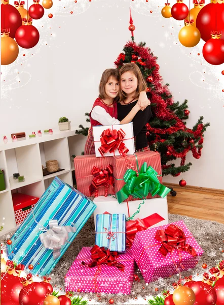 Niños con sus regalos de Navidad —  Fotos de Stock