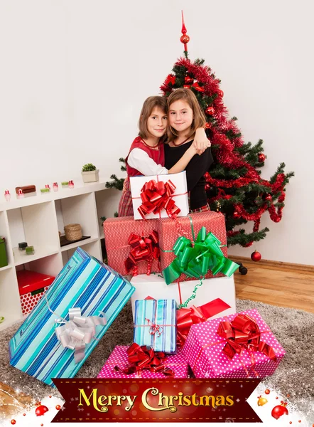 Bambini con i loro regali di Natale — Foto Stock