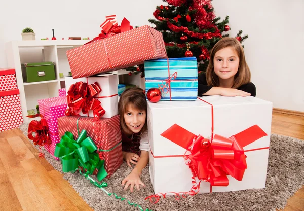 Щасливі діти з різдвяним подарунком — стокове фото