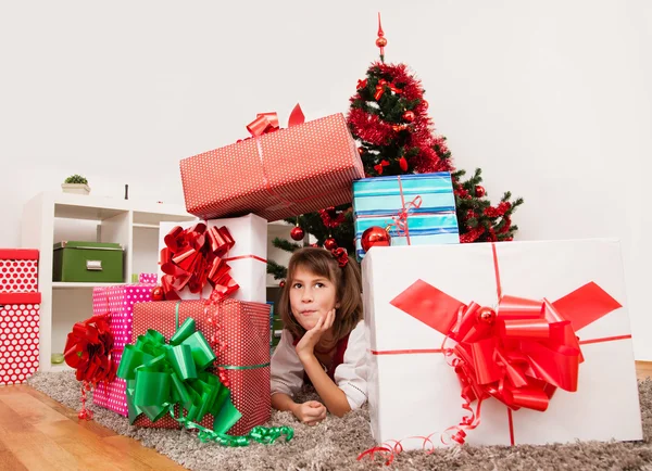 Ευτυχής παιδιά με χριστουγεννιάτικο δώρο — Φωτογραφία Αρχείου