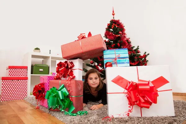 Happy kids with christmas present — Stock Photo, Image