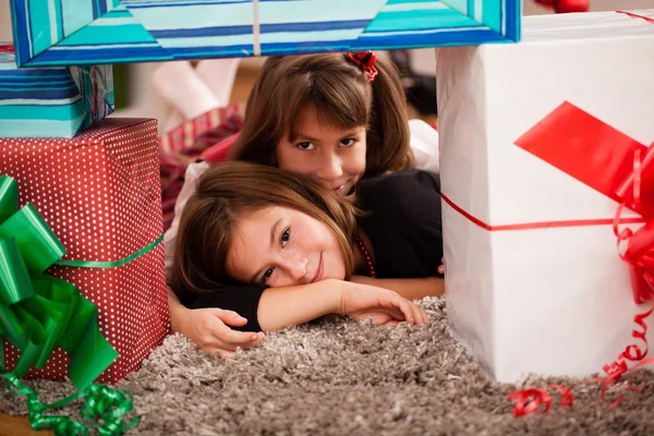 Gelukkige jonge geitjes met kerstcadeau — Stockfoto