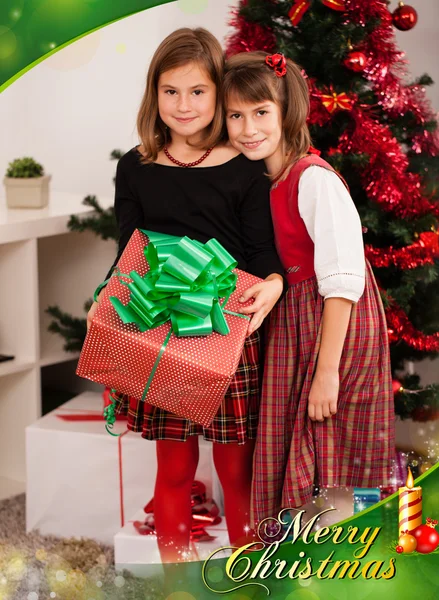 Noel hediyelerini çocuklarla — Stok fotoğraf