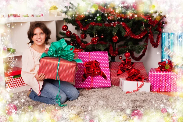 Les enfants avec leurs cadeaux de Noël — Photo