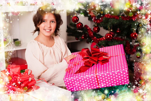 Niños con sus regalos de Navidad — Foto de Stock