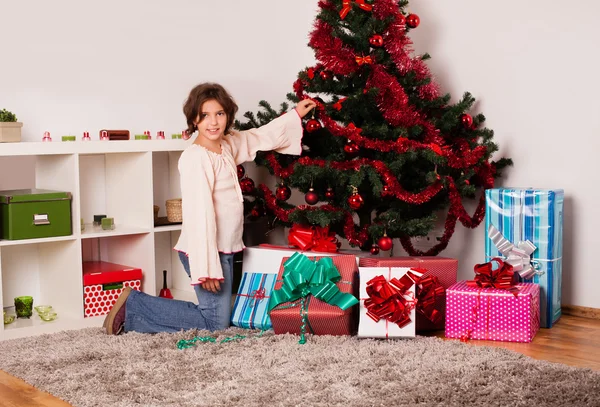 Gelukkige jonge geitjes met kerstcadeau — Stockfoto