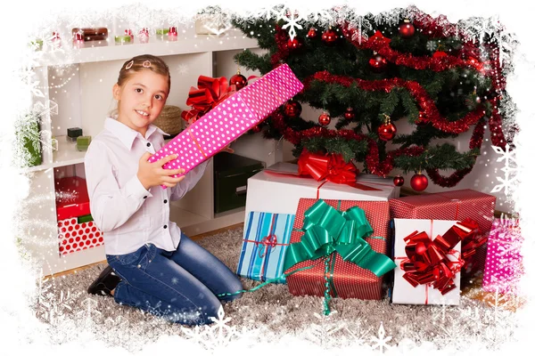 Niños con sus regalos de Navidad — Foto de Stock