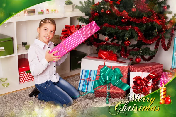 Niños con sus regalos de Navidad — Foto de Stock