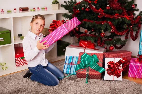 Happy kids with christmas present — Stock Photo, Image