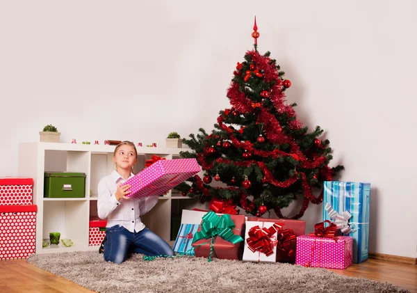 Noel hediye ile mutlu çocuklar